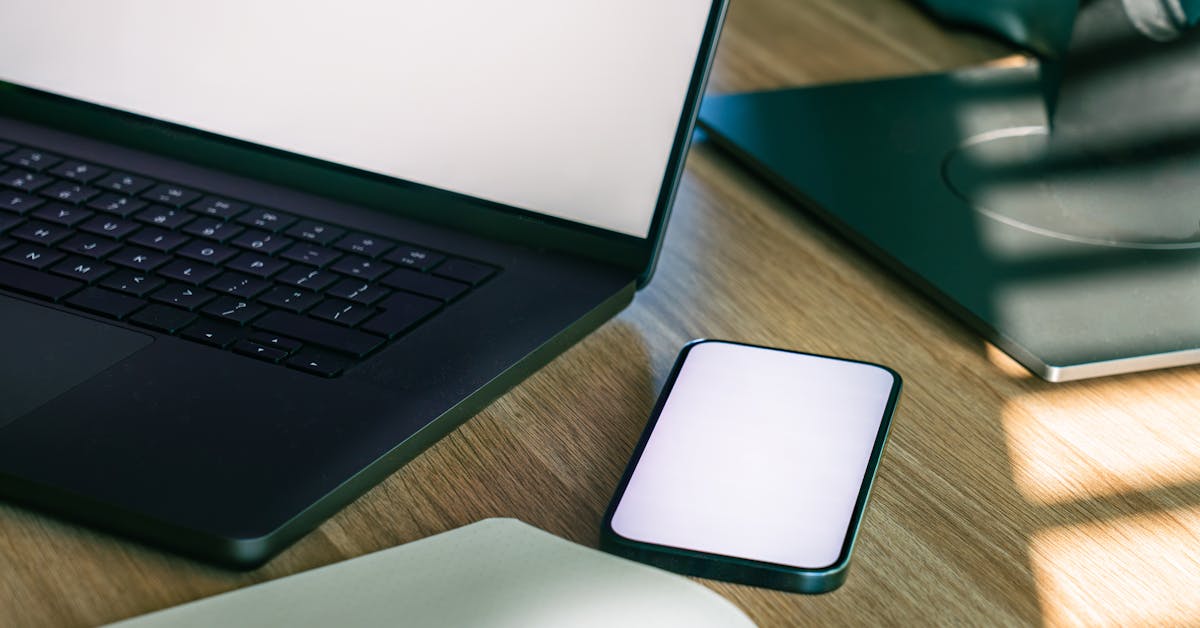ノートPCとスマートフォンが置かれたモダンなデスク