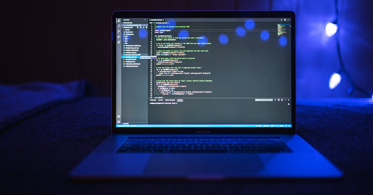 コードが表示されたノートPC