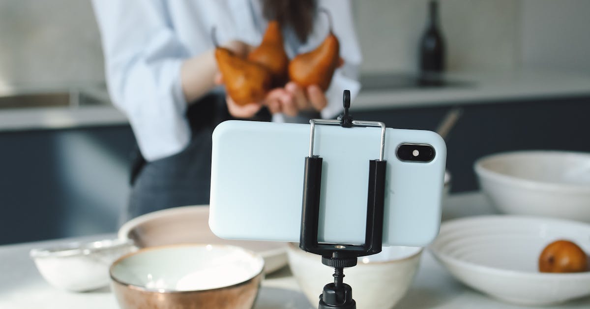 三脚にスマートフォンをセットして撮影する人