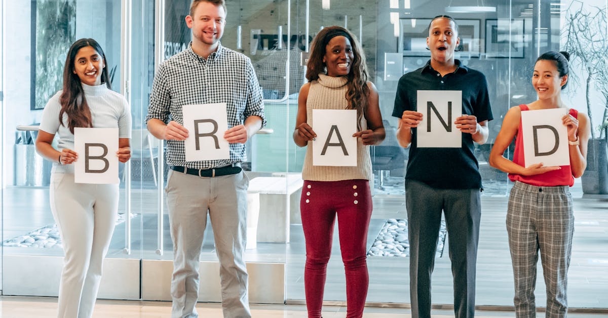 BRANDの文字を掲げる多様な社員
