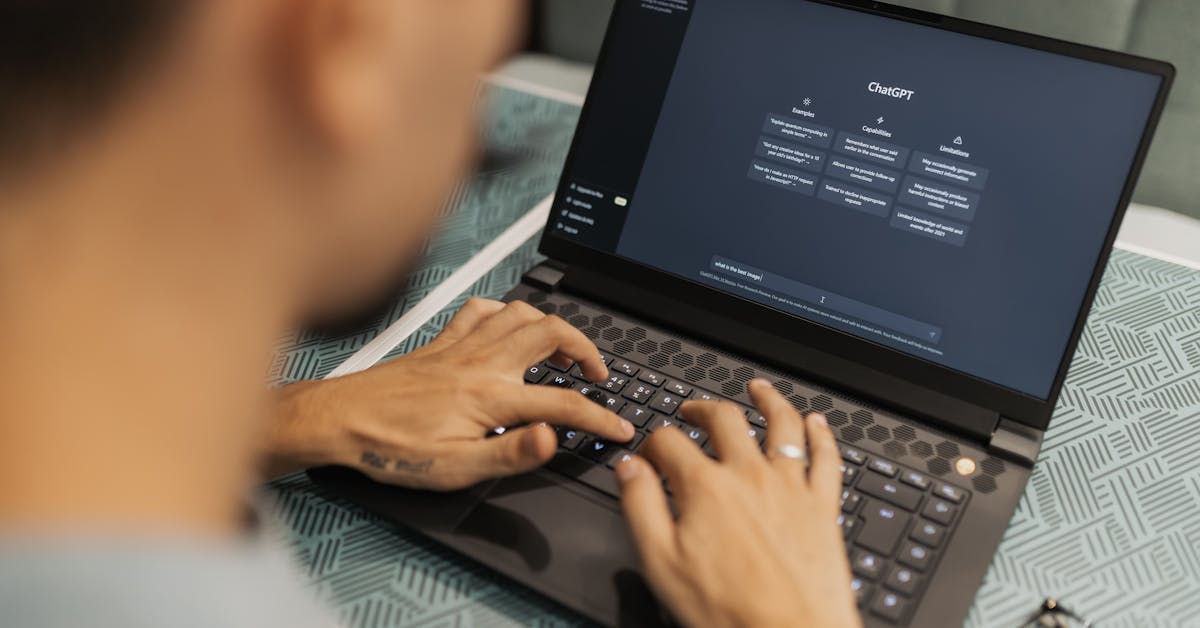 ChatGPTを使う男性のノートPC画面